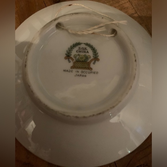 Vintage Occupied Japan Miniature Porcelain Decorative 4”Wall Plate & Brass Stand - Picture 2 of 5